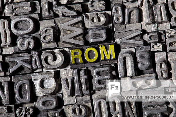 Alte Bleilettern bilden das Wort Rom