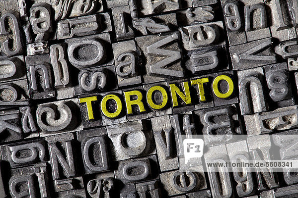 Alte Bleilettern bilden das Wort Toronto