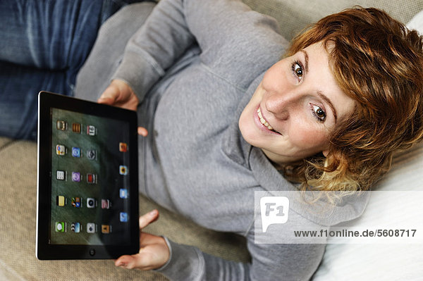 Frau mit Tablet-PC