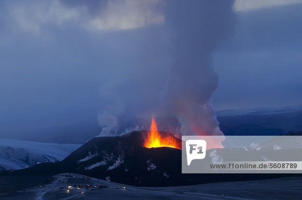 Menschen und Super-Jeeps am Aussichtspunkt bei der Eruption des Vulkans Fimmvör_uh·ls  Fimmvörduhals  zwischen M_rdalsjökull und Eyjafjallajökull  Hochland  Island  Europa