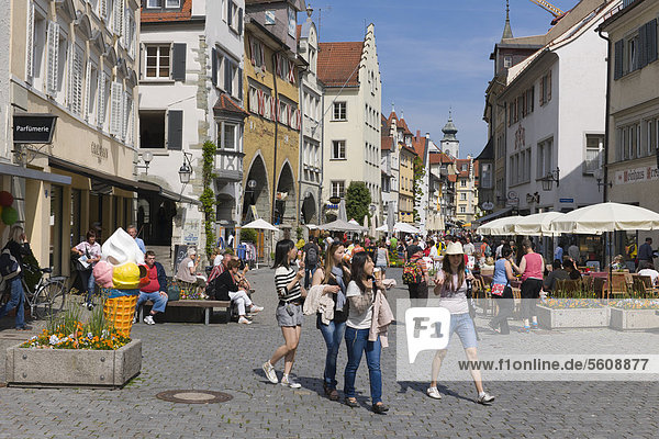 Touristen und StraßencafÈs in der Altstadt  Fußgängerzone  Lindau  Baden-Württemberg  Süddeutschland  Deutschland  Europa