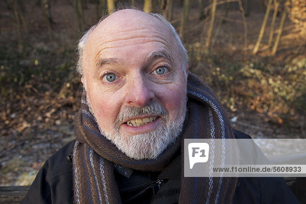 Porträt mit Weitwinkelperspektive  älterer Herr in Winterkleidung  Naturschutzgebiet Beversee  Bergkamen  Kreis Unna  Ruhrgebiet  Nordrhein-Westfalen  Deutschland  Europa