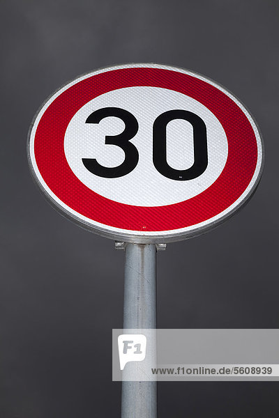Verkehrsschild  zulässige Höchstgeschwindigkeit 30  Tempo 30