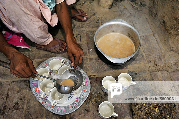 Frau serviert traditionellen Schwarztee mit Milch  Chai  Lahore  Punjab  Pakistan  Asien