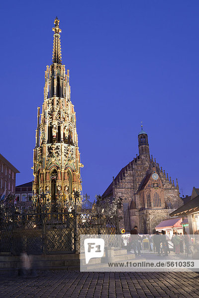 Schöner Brunnen und Kirche Unserer Lieben Frau  beleuchtet bei Nacht  Nürnberg  Bayern  Deutschland  Europa