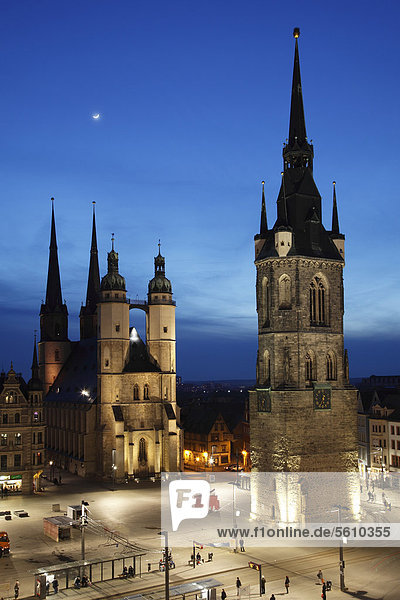 Marktplatz  beleuchtet bei Nacht  Roter Turm  Marktkirche Unser Lieben Frauen  auch Marienkirche  Halle  Sachsen-Anhalt  Deutschland  Europa