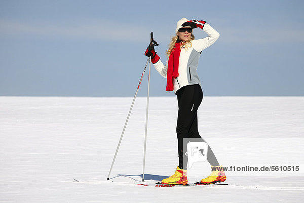 Junge Frau  etwa 25 Jahre  beim Skilanglauf  bei Masserberg  Thüringer Wald  Thüringen  Deutschland  Europa