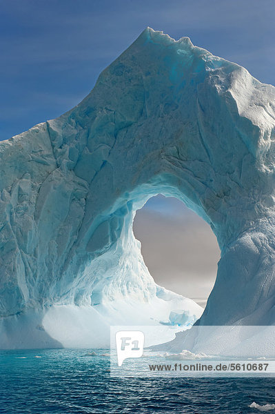 Natürlicher Bogen in einem Eisberg  Antarctic-Sund  Antarktische Halbinsel  Antarktis