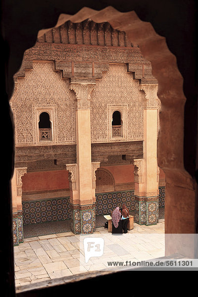 Blick in den Innenhof der Medersa Ben Youssef  ehemalige Koranschule  Marrakesch  Marokko  Afrika