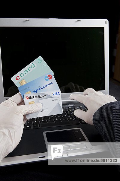 benutzen Fotografie Notebook verlassen Versicherung Gesundheit Symbol halten Kredit Handschuh Karte Spur Kleidung Kriminalität Kreditkarte Hacker Internet Latex