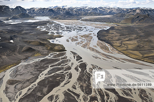 Luftaufnahme der Verzweigungen des Flusses Tungna nahe Landmannalaugar im Inneren des Hochlandes von Island  Europa