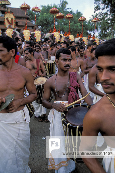 Maras oder Trommler  Musiker  hinduistisches Pooram-Fest  Thrissur  Kerala  Südindien  Indien  Asien