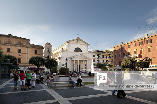 Die Einheimischen sammeln sich am Abend in der Piazza Pia Anzio Latium Italien Europa