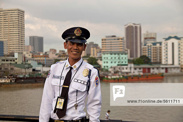 Uniformierter Wachmann beim Fort Santiago am Fluss Pasig  Manila  Philippinen  Asien
