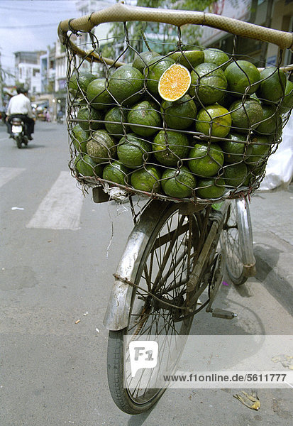 Korb voller Limetten auf Fahrrad  Saigon  Vietnam  Südostasien