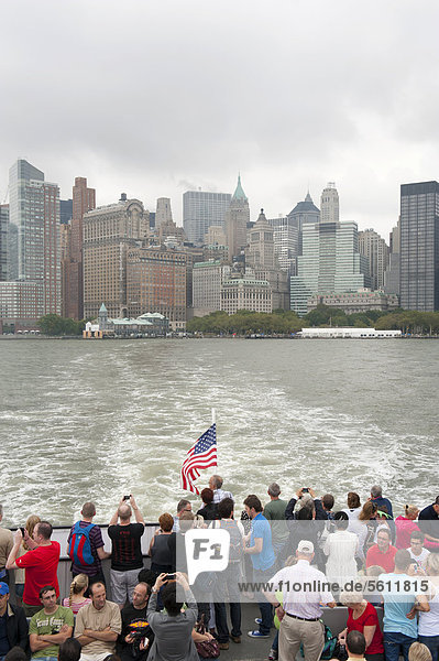 Vereinigte Staaten von Amerika USA Skyline Skylines Bankenviertel Mensch Menschen über Boot Hochhaus Fluss Nordamerika New York City Ansicht Größe Hudson River