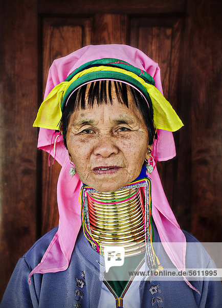 Portrait  alte Long Neck Frau in Tracht am Inle-See in Myanmar  Birma  Südostasien  Asien