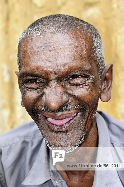 Portrait  lachender alter Mann  wahrscheinlich indischer Abstammung in Yangon  Myanmar  Birma  Südostasien  Asien