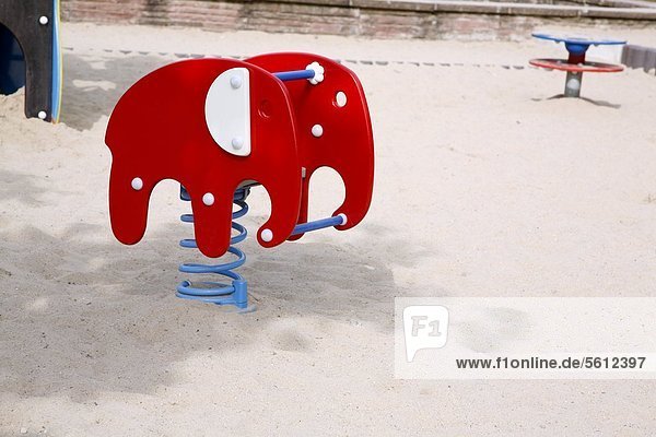 Spielplatz mit Schaukel-Elefant