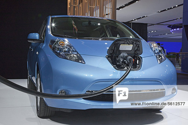Nissan Leaf Elektrofahrzeug auf einem Stand der Automesse North American International Auto Show Detroit Michigan USA