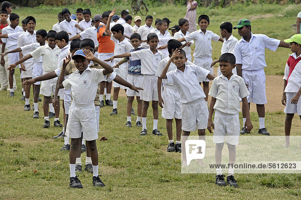 Jungen in weißer Schuluniform  Galle  Sri Lanka  Ceylon  Asien  ÖffentlicherGrund