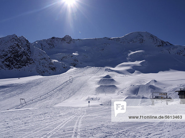 Skigebiet am Kaunertaler Gletscher mit Schanzen für Snowboardfahrer  Kaunertal  Feichten  Tiroler Oberland  Tirol  Österreich  Europa