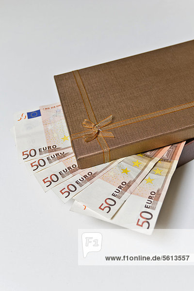 Geschenkpackung mit Geschenkband und Euro-Banknoten