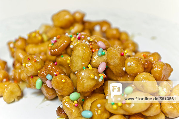 Struffoli oder Strufoli  kleine süße Krapfen mit Honig  traditionelles italienisches Dessert zu Karneval und Weihnachten