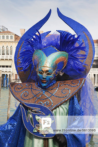 Maskierte Frau  Karneval in Venedig  Venetien  Italien  Europa