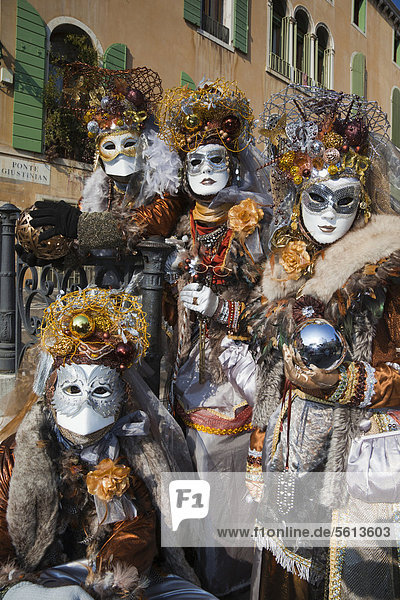 Maskierte Leute mit Weihnachtsschmuck auf dem Kopf, Karneval in Venedig, Venetien, Italien, Europa