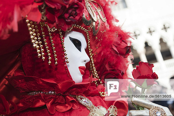 Maskierte Frau in einem roten Kostüm  Karneval in Venedig  Venetien  Italien  Europa