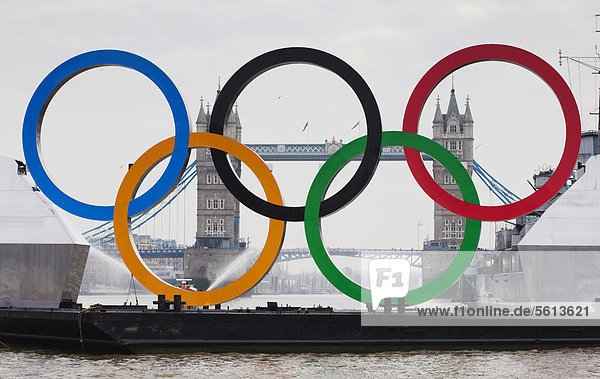 Riesige Olympische Ringe schwimmen auf der Theme vor der Tower Bridge  um für die Olympischen Spiele 2012 in London zu werben  London  England  Großbritannien  Europa