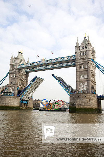 Riesige Olympische Ringe schwimmen auf der Theme unter der geöffneten Tower Bridge  um für die Olympischen Spiele 2012 in London zu werben  London  England  Großbritannien  Europa