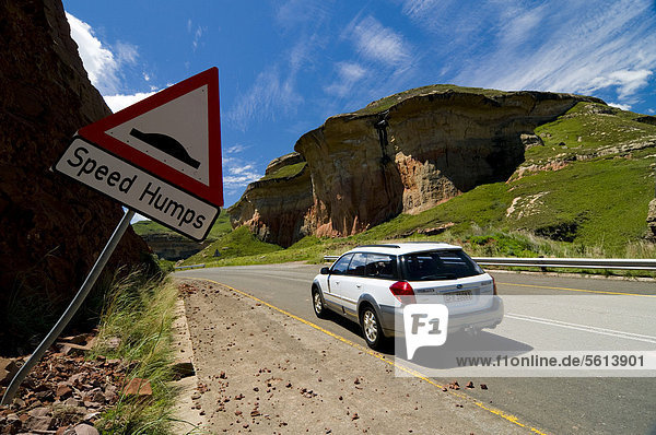 Auto auf der Straße  Warnschild Bodenschwellen  Mushroom Rock  Golden Gate National Park  Freistaat  Südafrika  Afrika