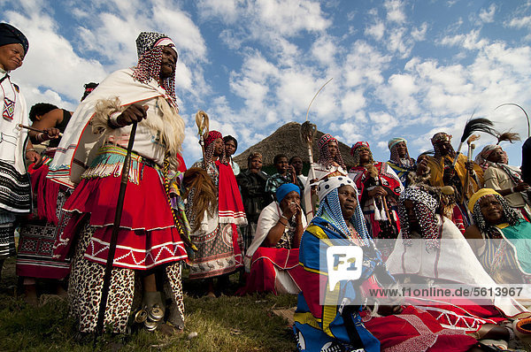 Traditionell gekleidete Xhosa  beim Sangoma oder Zauberdoktor-Fest  Wildcoast  Ostkap  Südafrika  Afrika