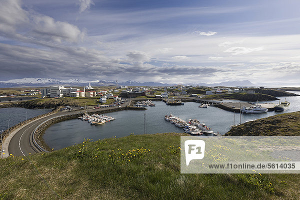 Ort und Hafen von StykkishÛlmur  Island  Nordeuropa  Europa