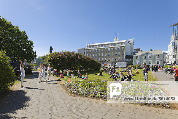 People on a warm summer day at the Austurvoellur  a small park in the town centre of Reykjavik  Iceland  Northern Europe  Europe
