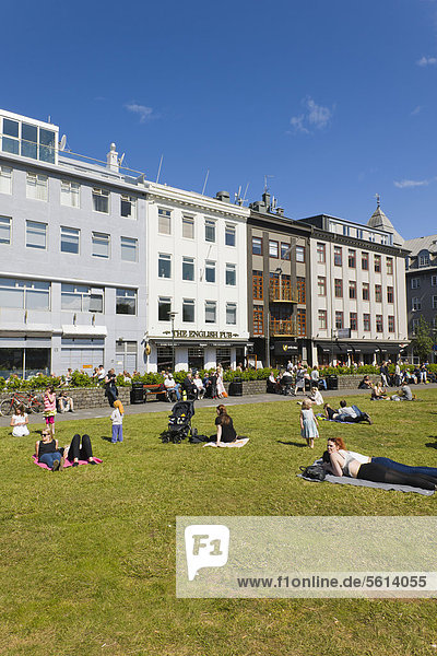 Menschen an einem warmen Sommertag am Austurvöllur  einem kleinen Park im Stadtzentrum  Reykjavik  Island  Nordeuropa  Europa