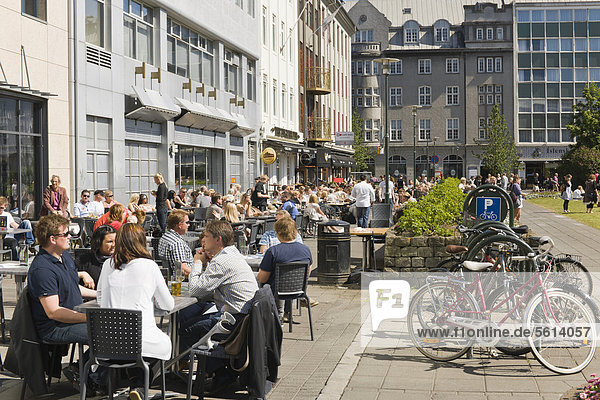 Menschen in StraßencafÈs an einem warmen Sommertag  Reykjavik  Island  Nordeuropa  Europa