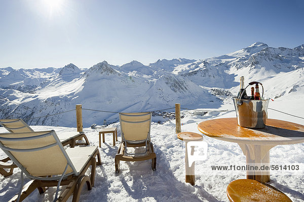 Liegestühle und Tische mit Blick auf die verschneiten Berge  Tignes  Val d'Isere  Savoien  Alpen  Frankreich  Europa