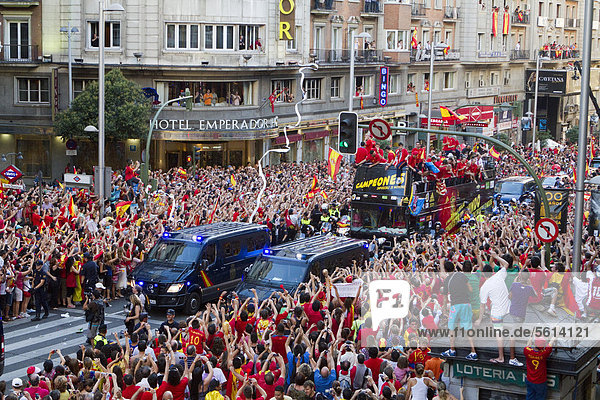Spanish supporters and fans welcome Spanish first time World Champion football team  2010 FIFA World Cup Final  Madrid  Spain  Europe