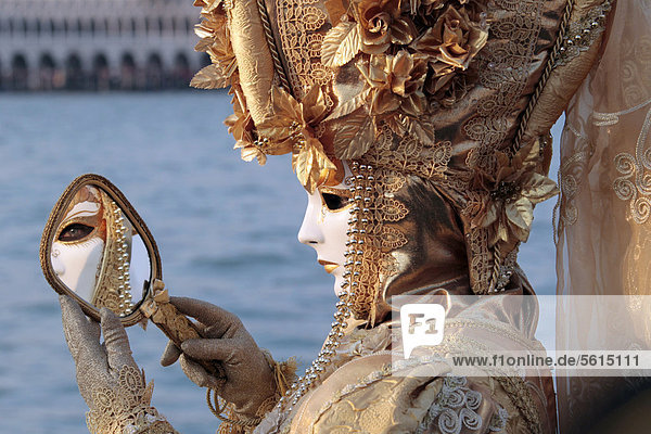 Maskenträger  Karneval in Vendig  San Giorgio Maggiore  Venedig  Venetien  Italien  Europa