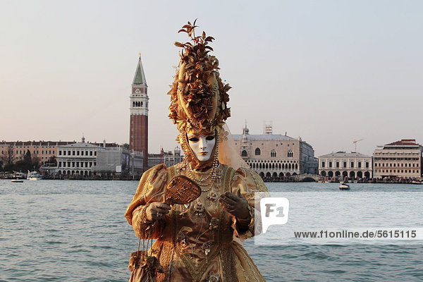 Maskenträger  Karneval in Vendig  San Giorgio Maggiore  Venedig  Venetien  Italien  Europa