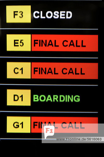 Anzeigetafel der Abflugzeiten am Flughafen  Final Call  Closed  Boarding