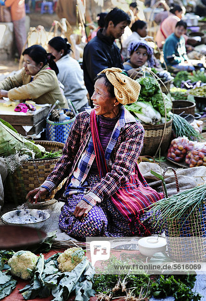 Lachende Frau verkauft Gemüse auf einem Markt in Myanmar  Birma  Burma  Südostasien  Asien