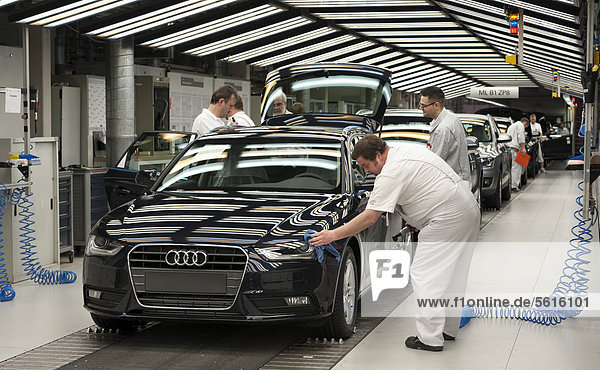 Ein Audi A4 Avant steht auf der Endabnahme-Linie für Fahrzeuge des Typs Audi A4 Avant und Q5  die dreifarbigen Leuchtstoffröhren dienen der Kontrolle der Fahrzeugoberflächen  im Audi-Werk Ingolstadt  Bayern  Deutschland  Europa