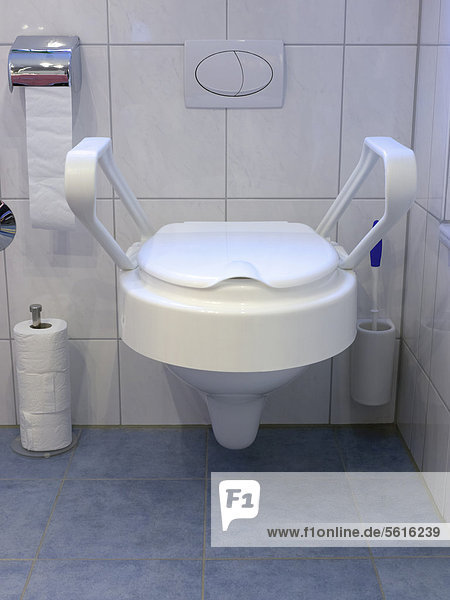 Toilette mit Sitzerhöhung und zwei seitlichen Armlehnen  Einrichtung für die ambulante Pflege zur Versorgung pflegebedürftiger Menschen in ihrer häuslichen Umgebung  Deutschland  Europa