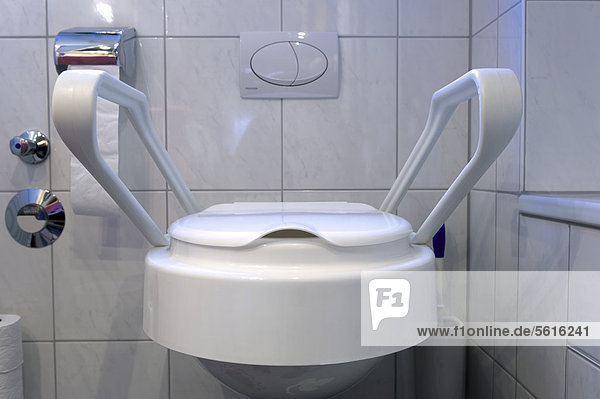 Toilette mit Sitzerhöhung und zwei seitlichen Armlehnen  Einrichtung für die ambulante Pflege zur Versorgung pflegebedürftiger Menschen in ihrer häuslichen Umgebung  Deutschland  Europa
