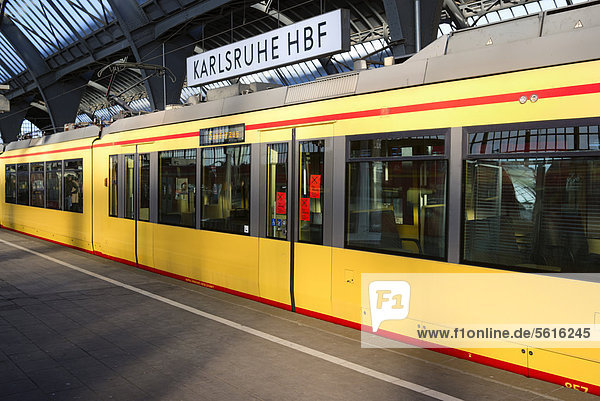 Sonderzug der Albtal-Verkehrs-Gesellschaft mit defekter Tür  im Hauptbahnhof Karlsruhe  Baden-Württemberg  Deutschland  Europa