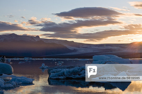 Sonnenuntergang über der Jokulsarlon Gletscherlagune  Island